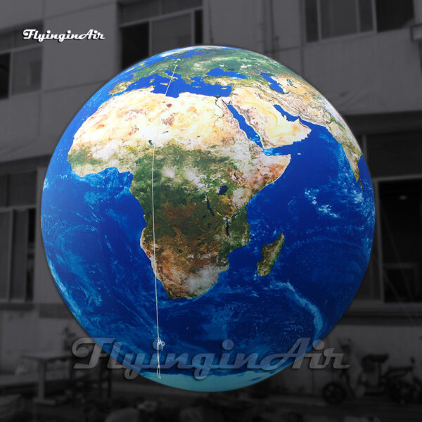 esfera gigante inflable azul de la Tierra colgante