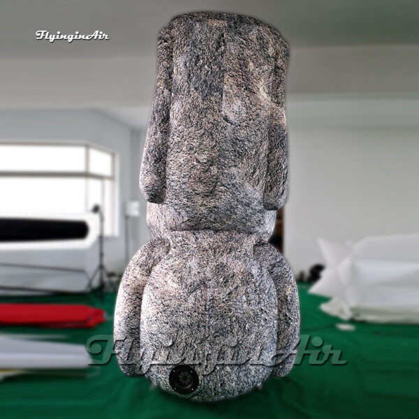 Réplica gigante de la estatua inflable del moai