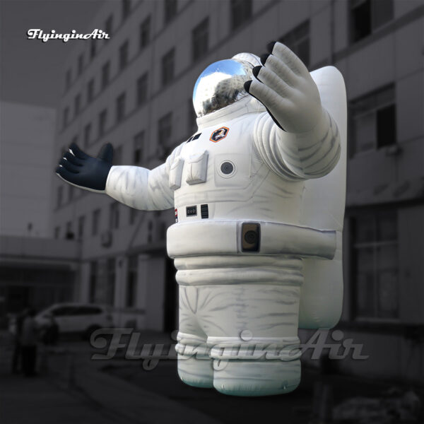 Astronauta inflable gigante blanco de 10 m con las manos abiertas