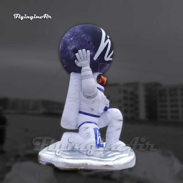réplica inflable gigante blanca de un astronauta sosteniendo un globo planetario