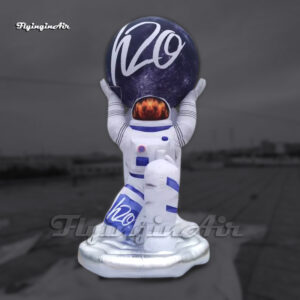 figura gigante inflable de astronauta blanco sosteniendo una bola de planeta