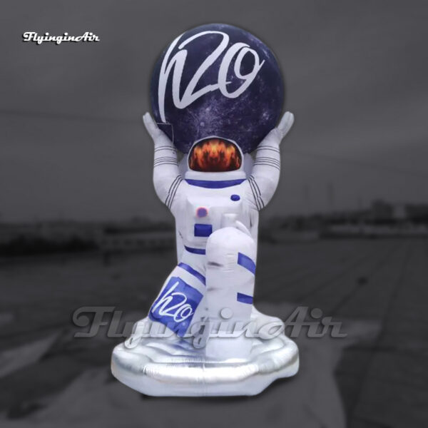 figura gigante inflable de astronauta blanco sosteniendo una bola de planeta