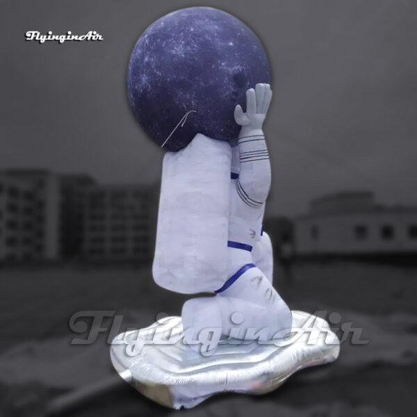 modelo de astronauta inflable gigante blanco sosteniendo una esfera planetaria