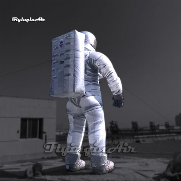 Modelo de astronauta inflado de aire gigante