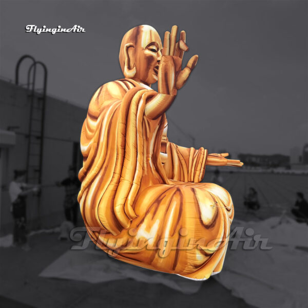Réplica gigante dorada inflable de la estatua de Buda