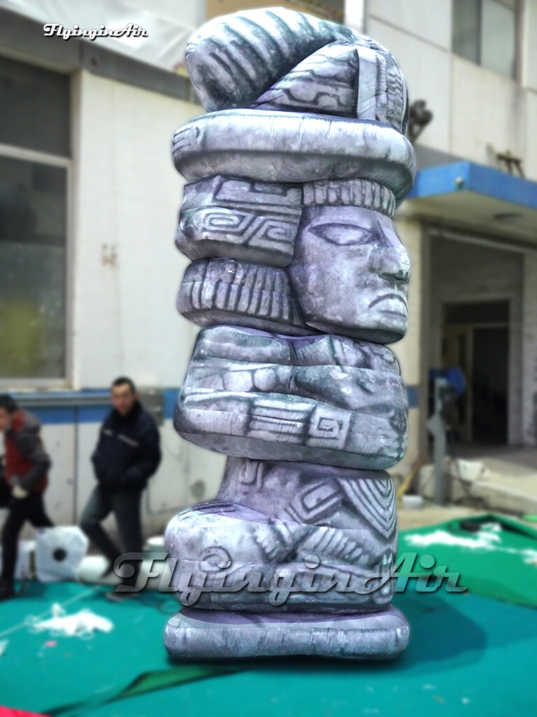 Réplica inflable gigante de pilar pétreo totémico para decoración escénica