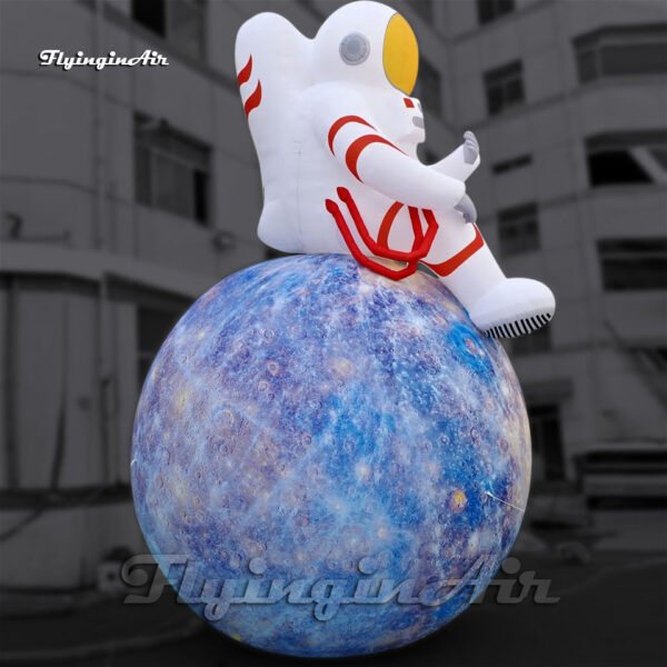 figura de astronauta inflable blanca modelo sentada en el globo del planeta Mercurio