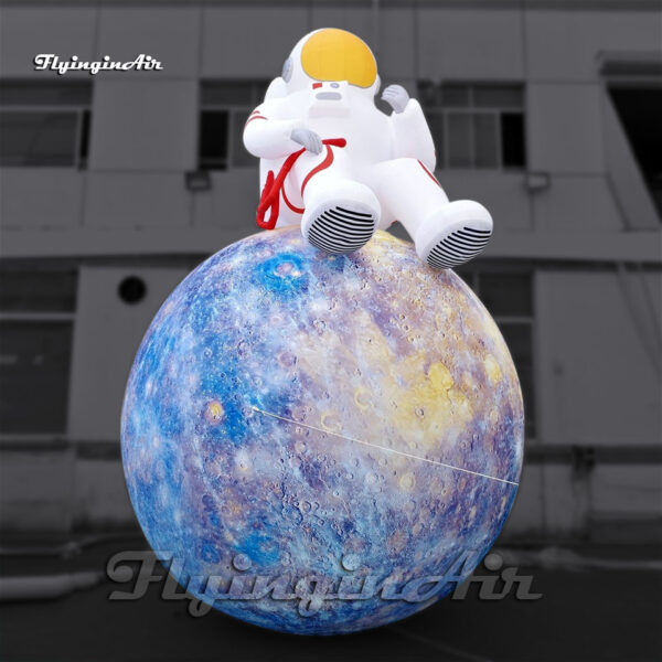 astronauta inflable gigante sentado en la bola del planeta Mercurio