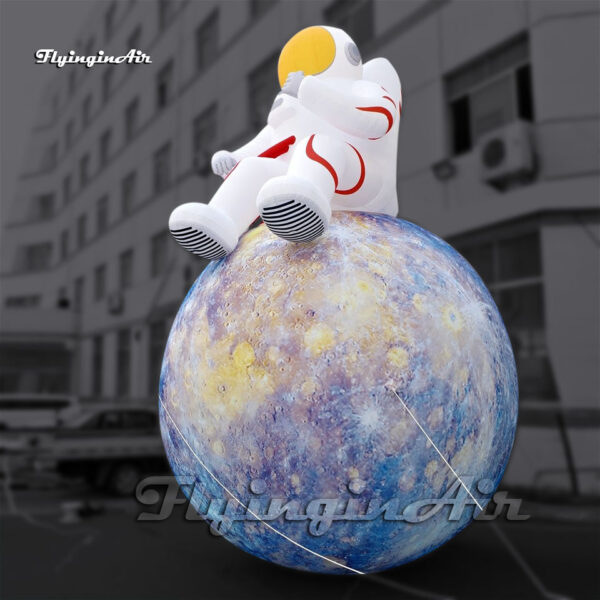 caricatura de astronauta inflable blanco sentado en la esfera del planeta Mercurio