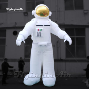 muñeco inflable gigante blanco de astronauta al aire libre con casco dorado