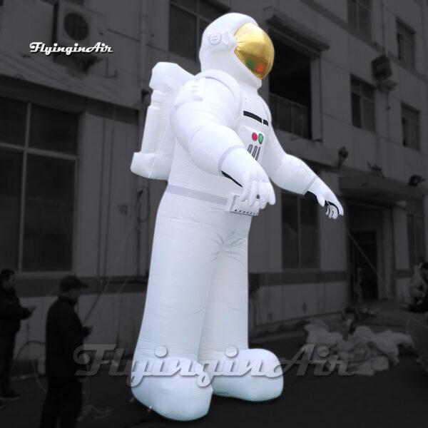 modelo gigante inflable de un astronauta blanco al aire libre con casco dorado