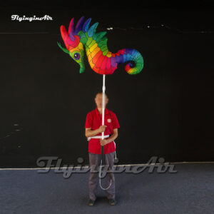 Caballito de Mar Inflable Multicolor con Mango - Títere para Espectáculos1