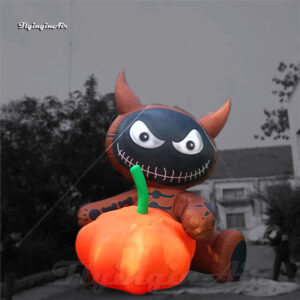Gato inflable gigante de Halloween con calabaza1