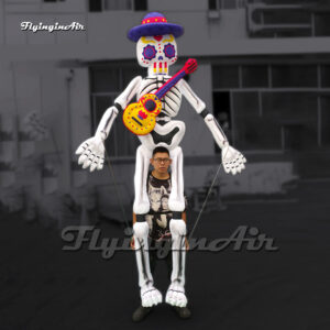 Marioneta Esqueleto Inflable Gigante con Guitarra a la Espalda1