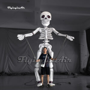 Marioneta de hombre calavera blanco inflable gigante para caminar1