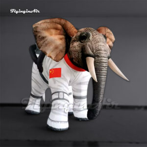 Elefante inflable gigante con traje espacial1